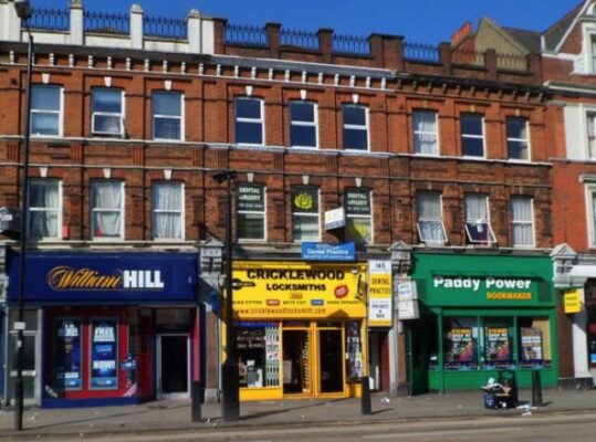 Online UK Betting Sites Vs Bricks And Mortar Bookmakers